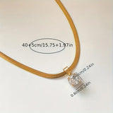 Collana con pendente in oro elegante con strass
