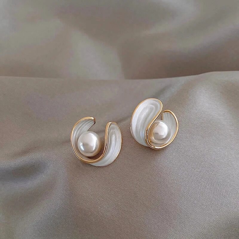 Eleganti Orecchini di Opale Bianco con Perle Dorate
