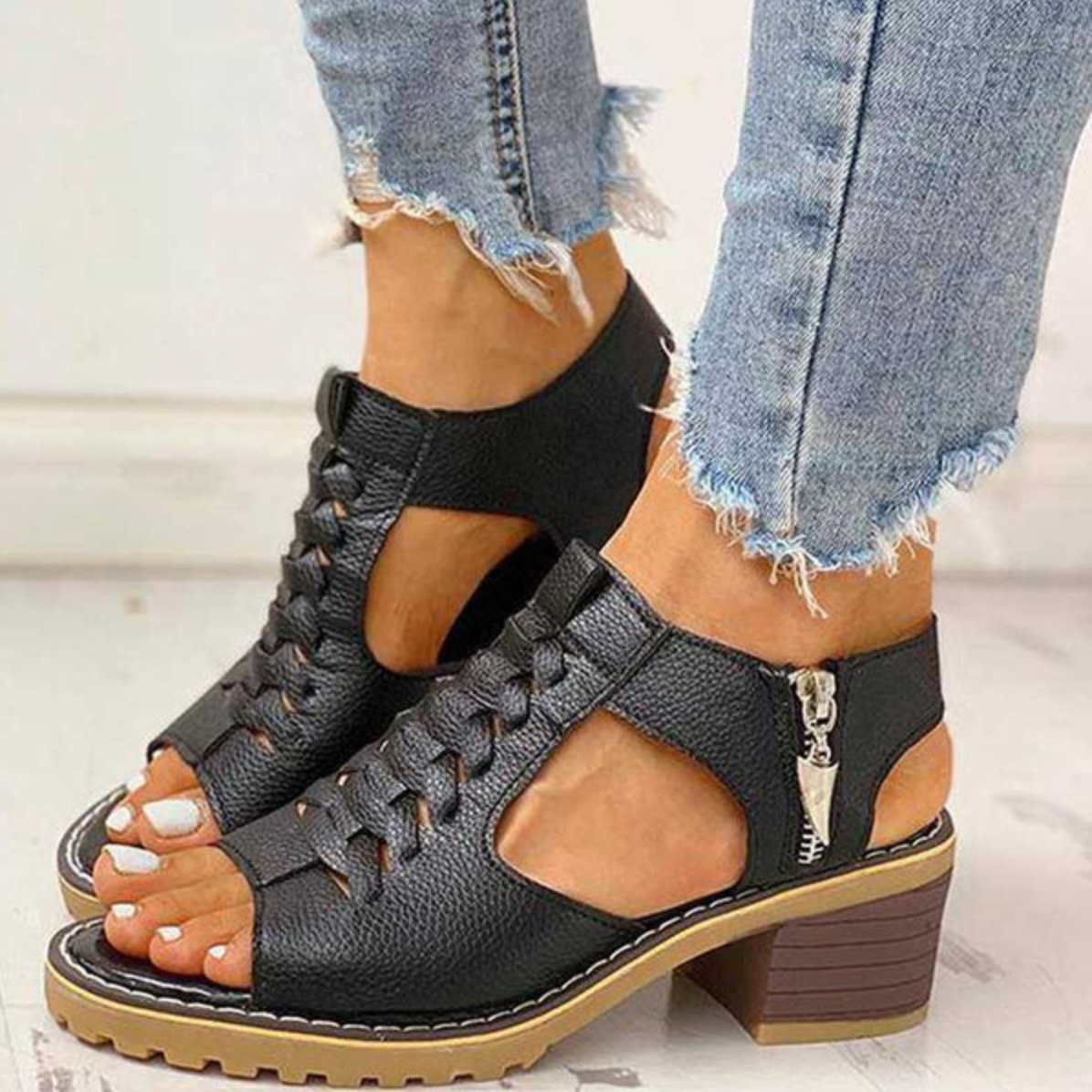 Sandali con tacchi alti eleganti