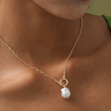 Collana Elegante con Perla Dorata