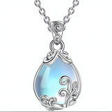 Collana con pendente a forma di ghiacciaio illuminato dalla luna