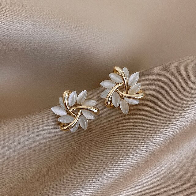 Orecchini a Fiore in Opale Bianco