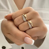 Anello Elegante in Oro con Pietre Scintillanti