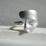 Anello Regolabile con Faccia Astratta in Argento
