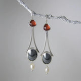 Orecchini a goccia in perle con triangolo in argento