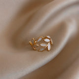 Pure - Anello Foglia in Opale Bianco Elegante