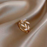 Pure - Anello Foglia in Opale Bianco Elegante