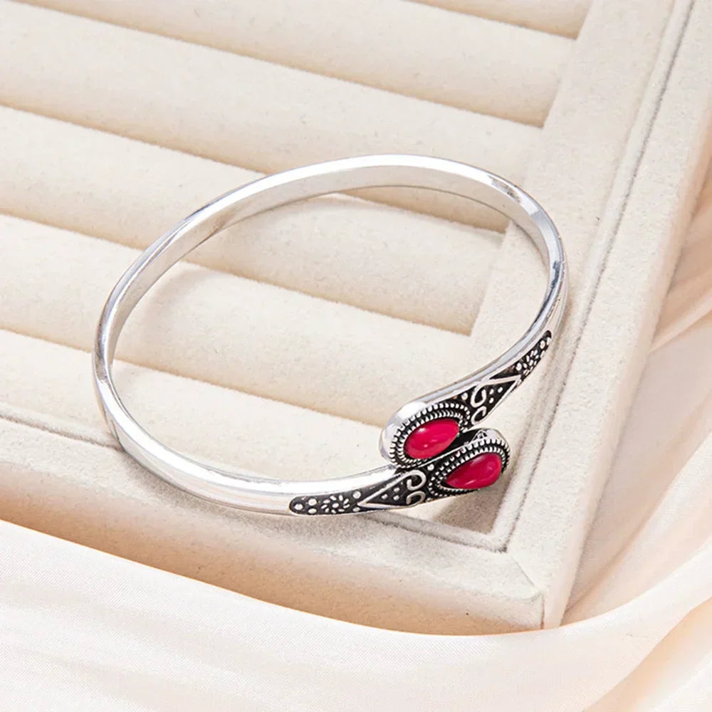 Braccialetto Vintage con Gemme Colorate e Design Tribale