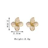 Orecchini Eleganti in Smalto Bianco a Forma di Fiore