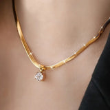 Collana con pendente in oro elegante con strass