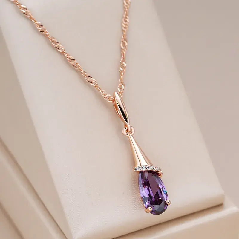 Collana elegante realizzata con gocce di cristallo malva