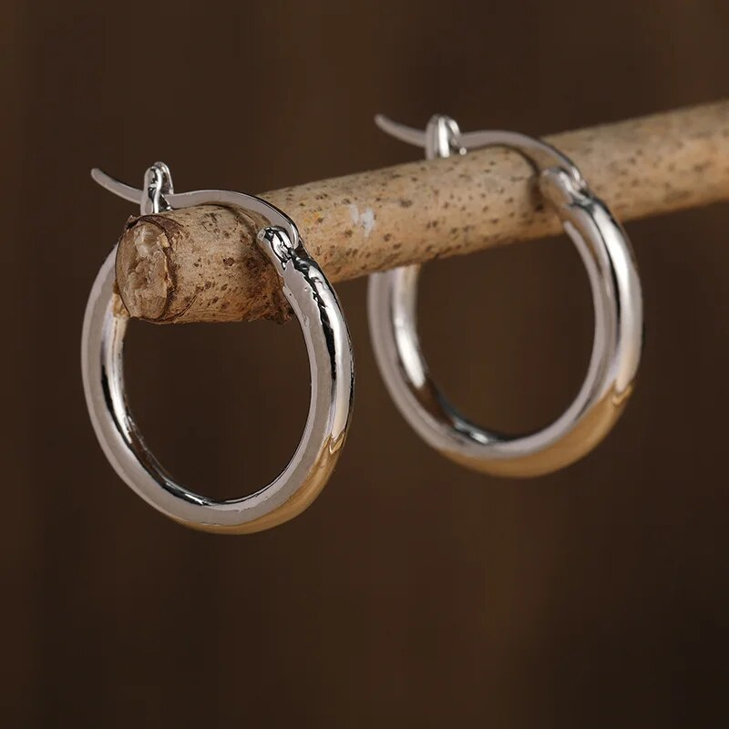 Orecchini a cerchio classici in argento lucido