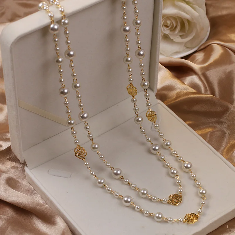 Collana Elegante con Perle Dorate