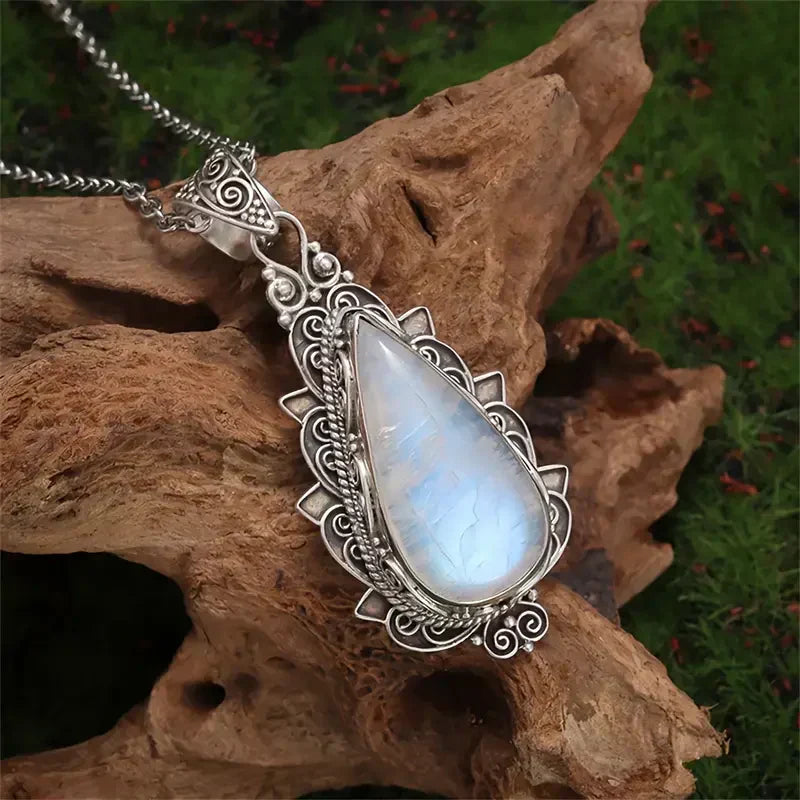 Collana a goccia in pietra di luna antica