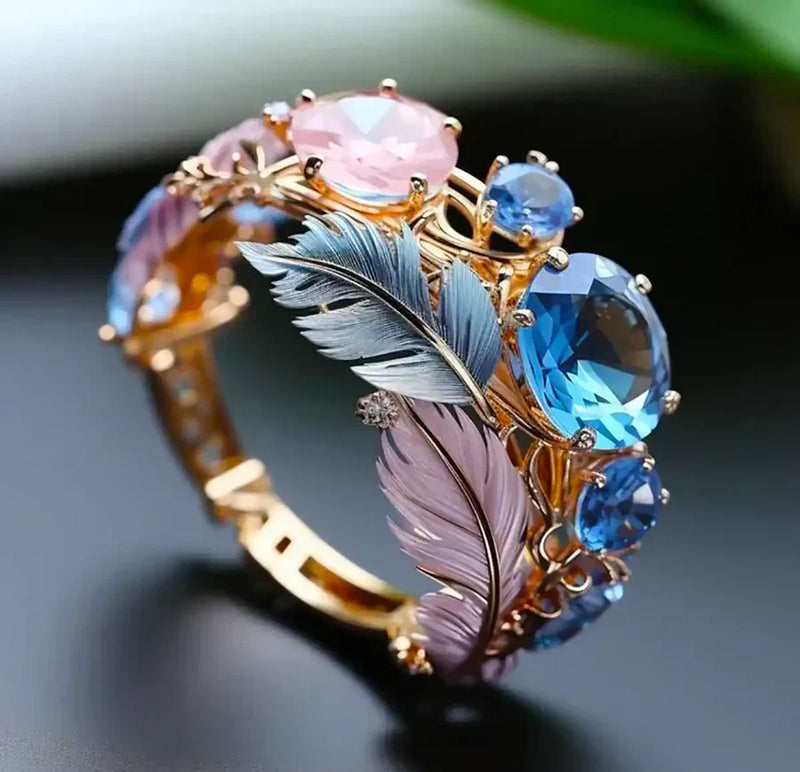 Anello Antico in Cristallo con Piuma Esotica