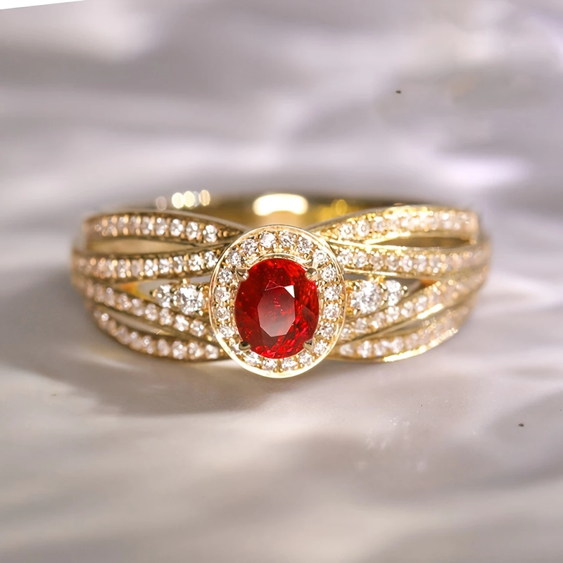 Anello Dorato a Strati con Brillante Rosso