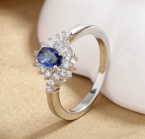 Anello Elegante in Oro Bianco con Turchese a Forma di Fiore