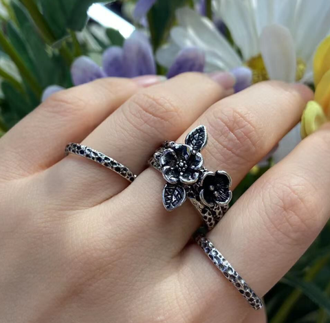 Anello a Strati in Argento con Fiori Vintage