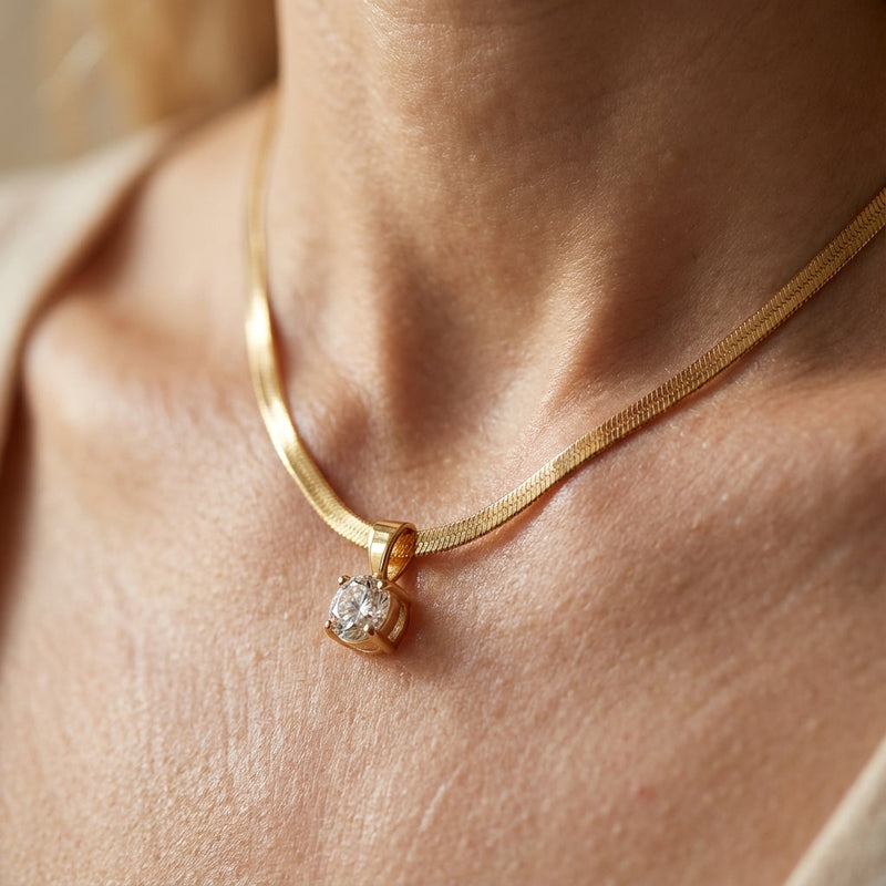 Collana con pendente in oro elegante con strass