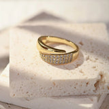 Anello Elegante in Oro con Pietre Scintillanti